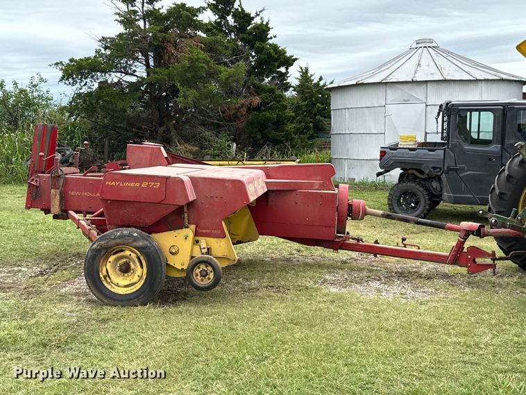 image for item ET6349 New Holland 273 small square baler