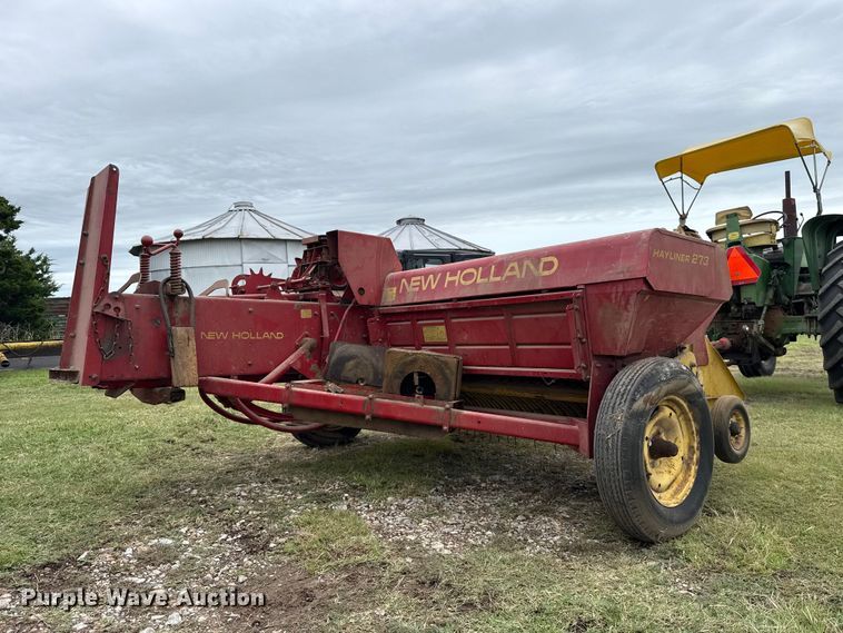 image for item ET6349 New Holland 273 small square baler