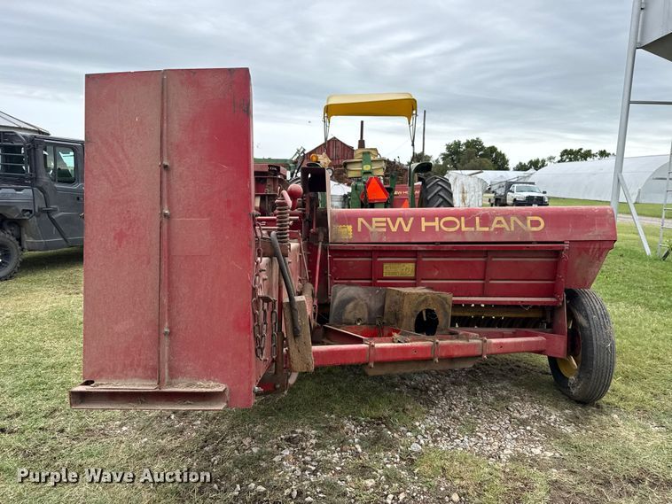 image for item ET6349 New Holland 273 small square baler