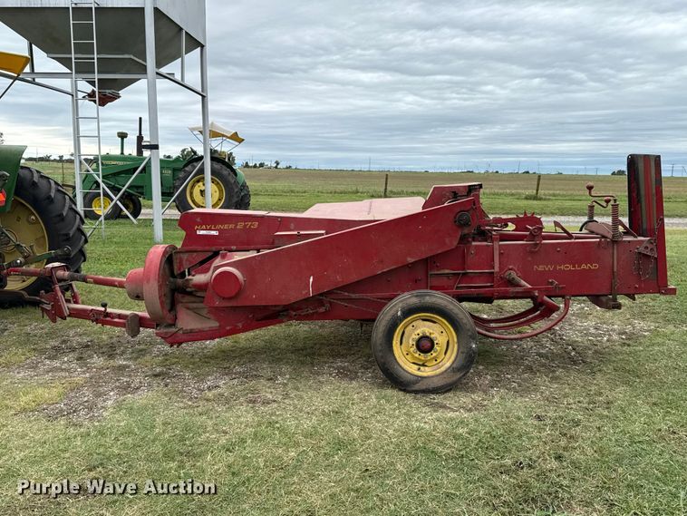 image for item ET6349 New Holland 273 small square baler