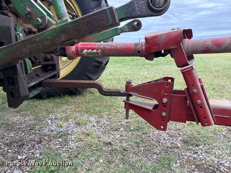 image for item ET6349 New Holland 273 small square baler