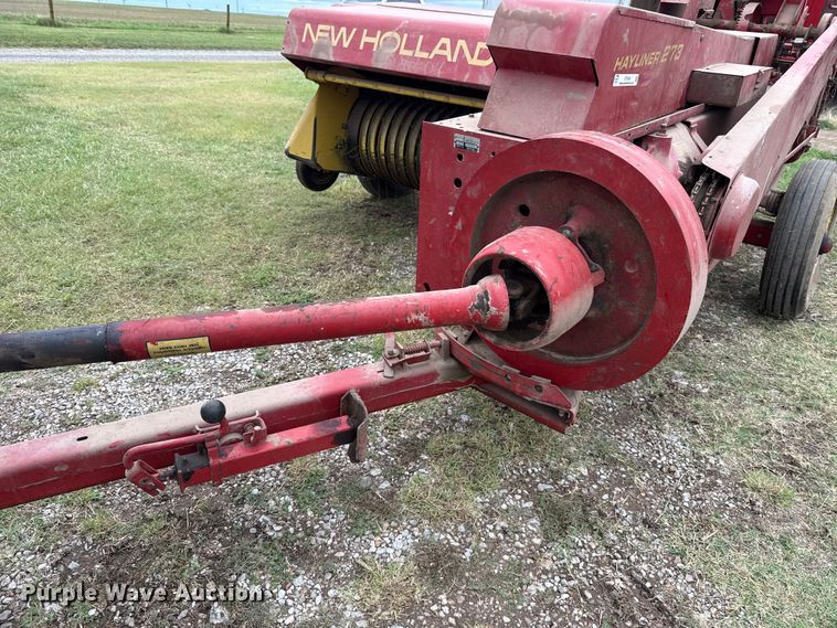 image for item ET6349 New Holland 273 small square baler