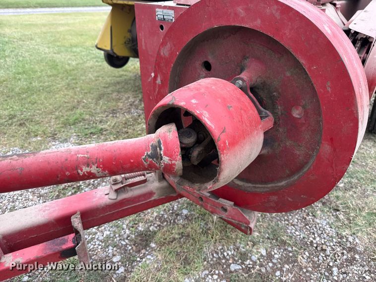 image for item ET6349 New Holland 273 small square baler