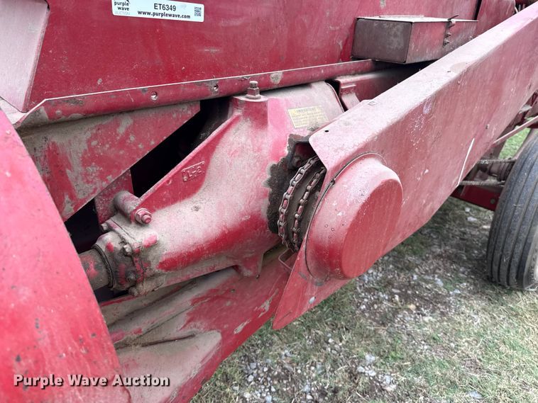 image for item ET6349 New Holland 273 small square baler