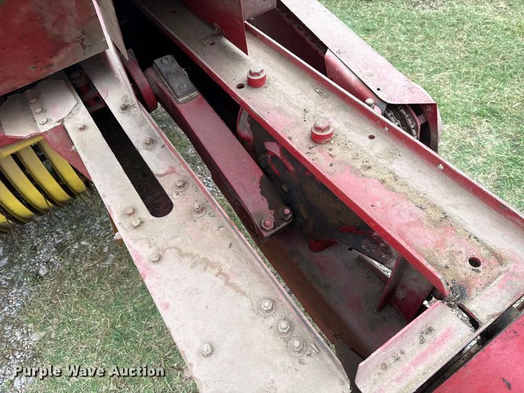 image for item ET6349 New Holland 273 small square baler