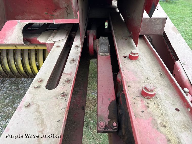 image for item ET6349 New Holland 273 small square baler