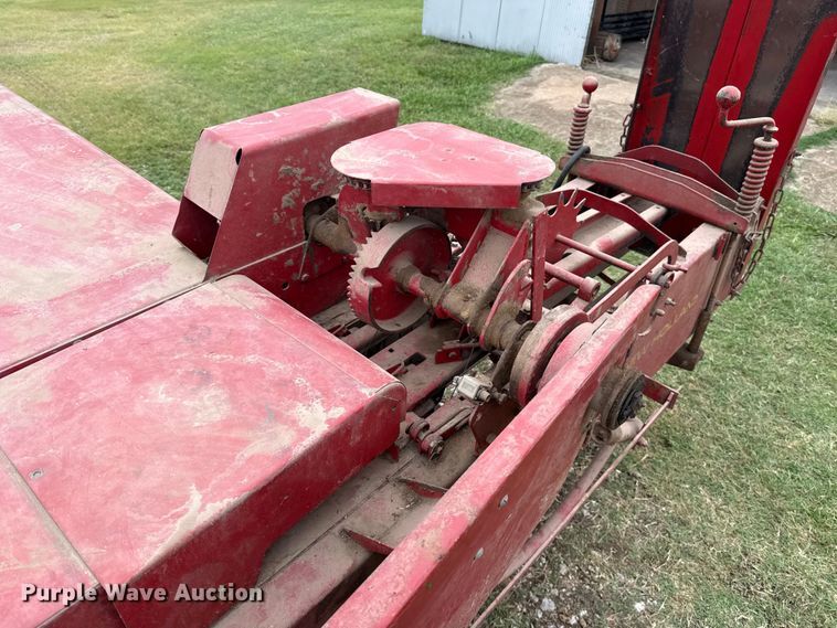 image for item ET6349 New Holland 273 small square baler