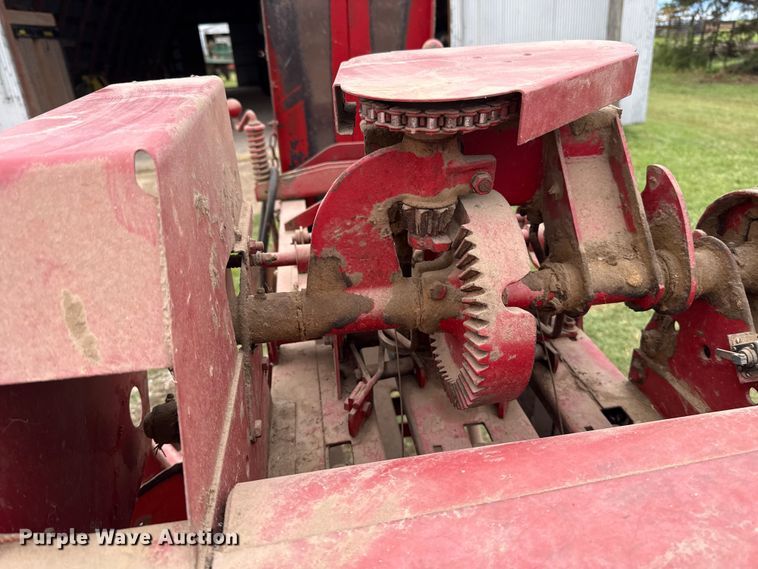 image for item ET6349 New Holland 273 small square baler