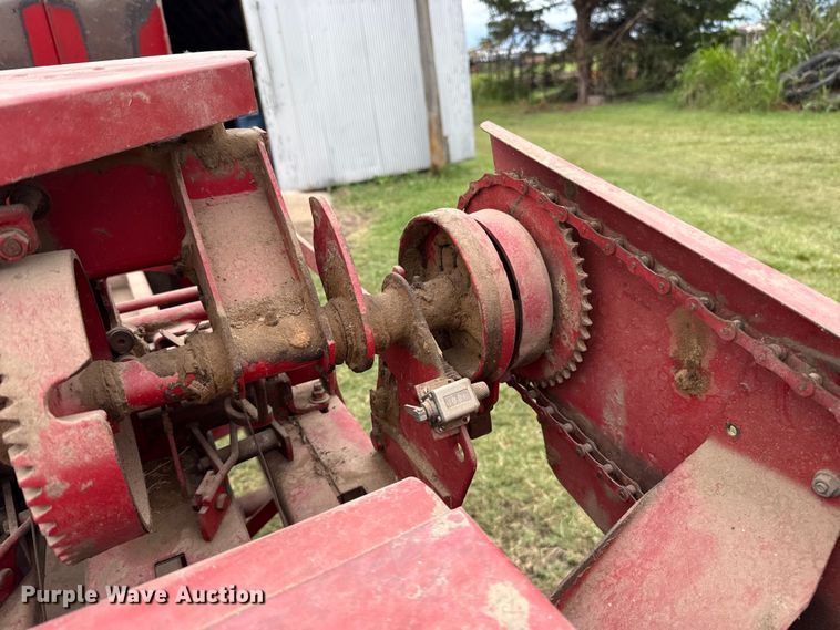 image for item ET6349 New Holland 273 small square baler