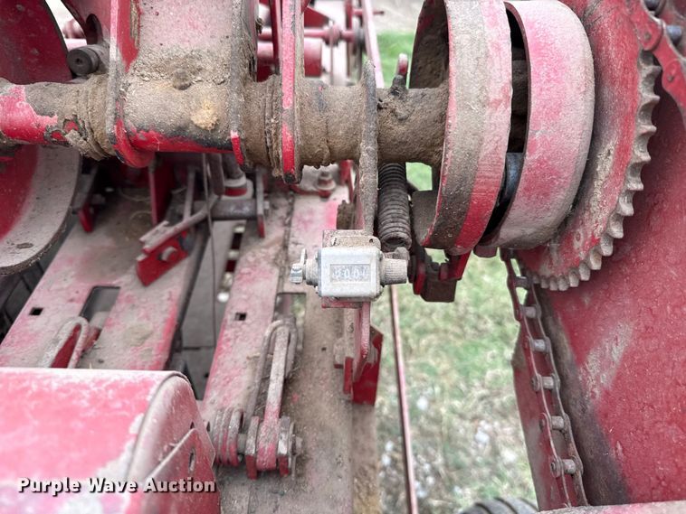 image for item ET6349 New Holland 273 small square baler