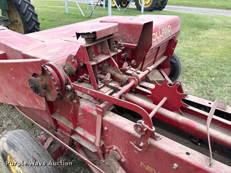 image for item ET6349 New Holland 273 small square baler