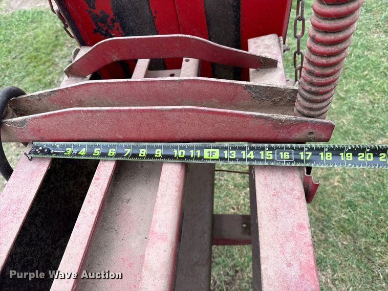 image for item ET6349 New Holland 273 small square baler