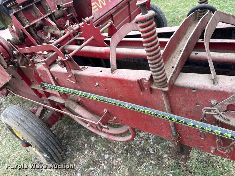 image for item ET6349 New Holland 273 small square baler
