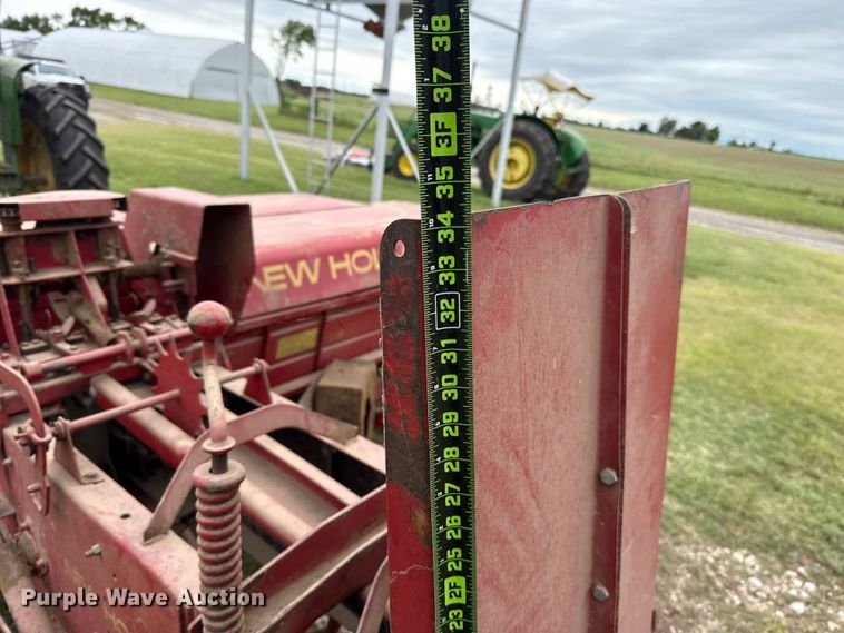 image for item ET6349 New Holland 273 small square baler