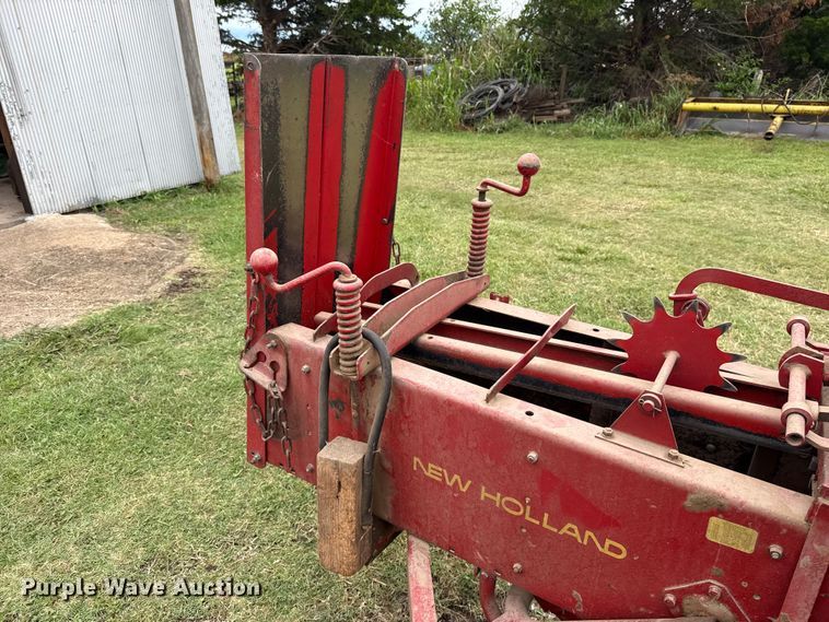 image for item ET6349 New Holland 273 small square baler
