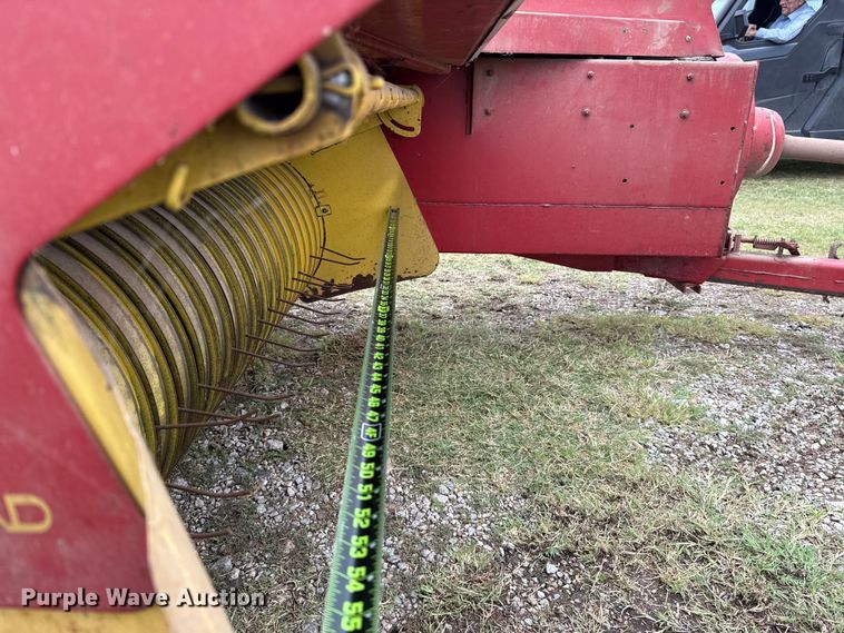 image for item ET6349 New Holland 273 small square baler