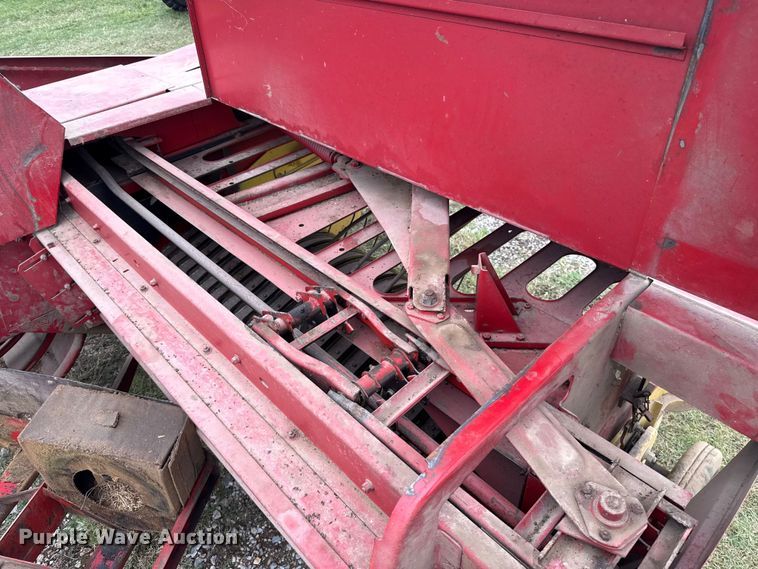 image for item ET6349 New Holland 273 small square baler