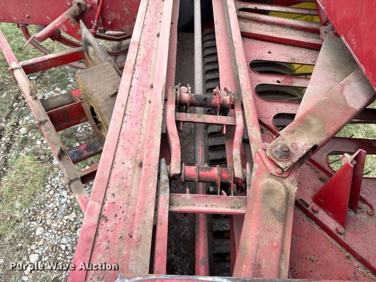 image for item ET6349 New Holland 273 small square baler