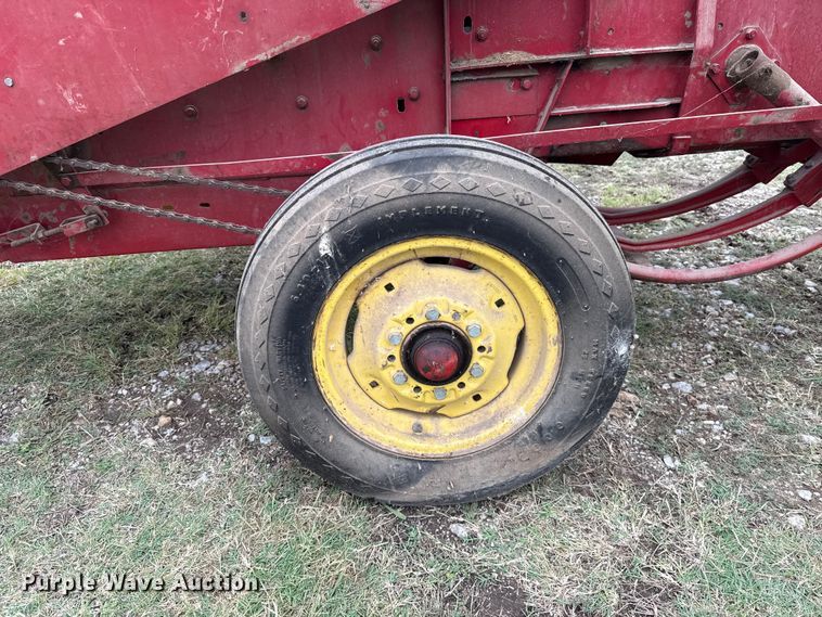image for item ET6349 New Holland 273 small square baler