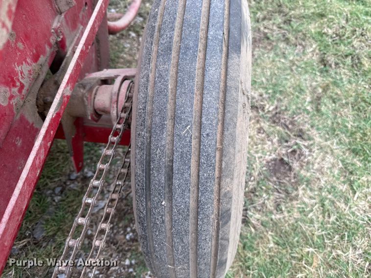 image for item ET6349 New Holland 273 small square baler
