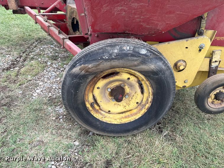 image for item ET6349 New Holland 273 small square baler