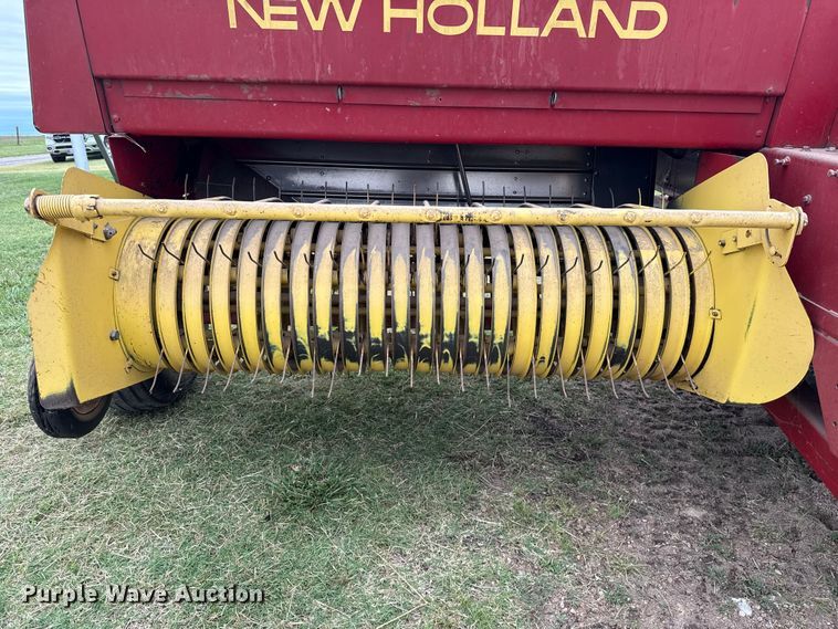 image for item ET6350 New Holland Hayliner 315 small square baler