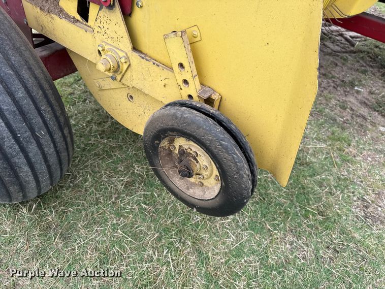 image for item ET6350 New Holland Hayliner 315 small square baler