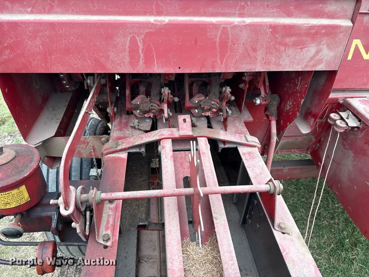 image for item ET6350 New Holland Hayliner 315 small square baler