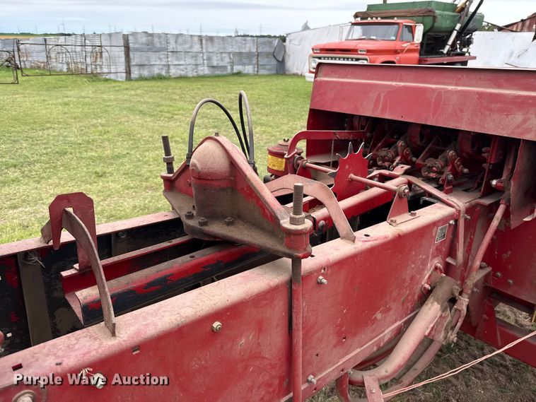 image for item ET6350 New Holland Hayliner 315 small square baler
