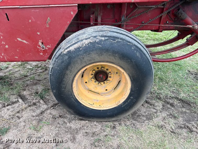 image for item ET6350 New Holland Hayliner 315 small square baler