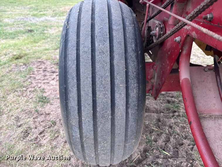image for item ET6350 New Holland Hayliner 315 small square baler