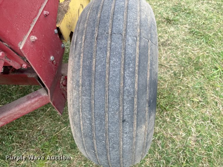 image for item ET6350 New Holland Hayliner 315 small square baler