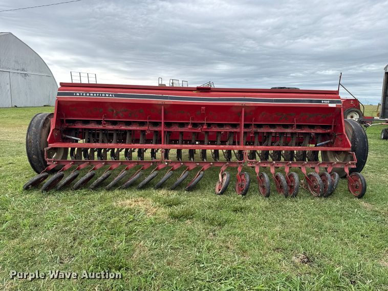 image for item ET6351 International Harvester 5100 grain drill