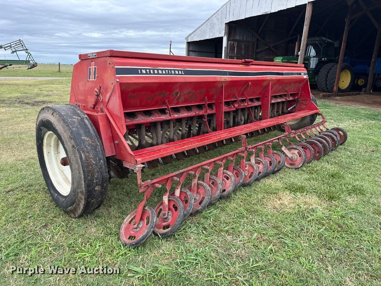 image for item ET6351 International Harvester 5100 grain drill