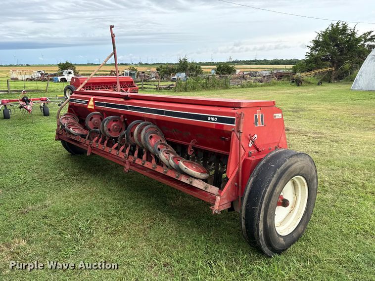 image for item ET6352 International Harvester 5100 grain drill