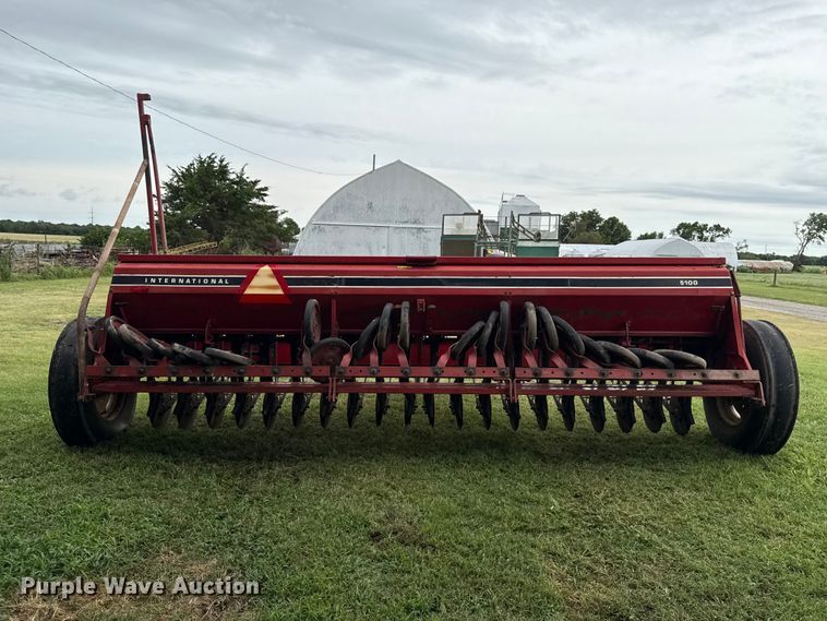 image for item ET6352 International Harvester 5100 grain drill