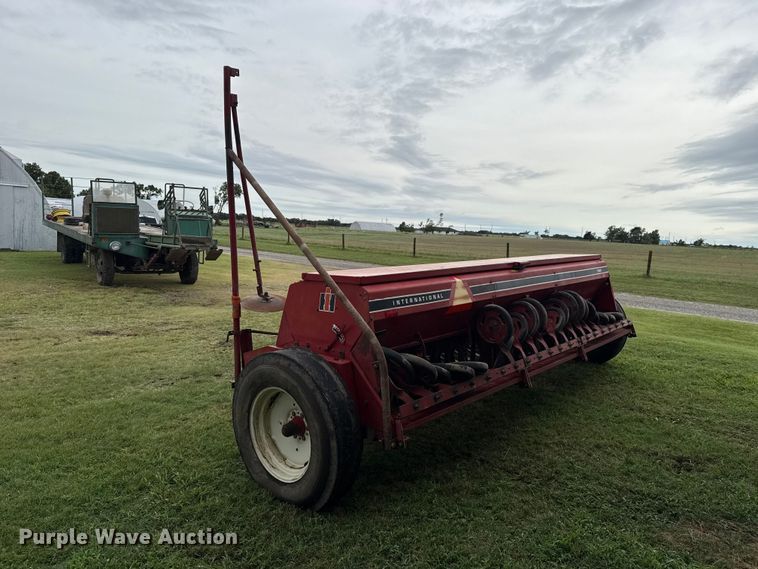 image for item ET6352 International Harvester 5100 grain drill