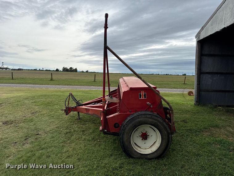 image for item ET6352 International Harvester 5100 grain drill
