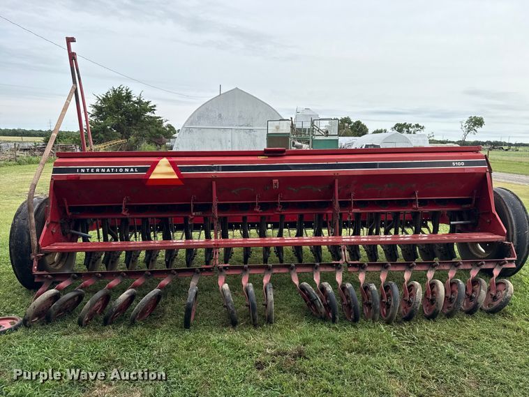 image for item ET6352 International Harvester 5100 grain drill