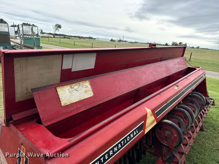 image for item ET6352 International Harvester 5100 grain drill