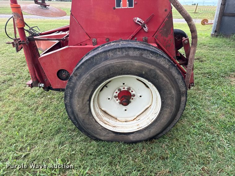 image for item ET6352 International Harvester 5100 grain drill