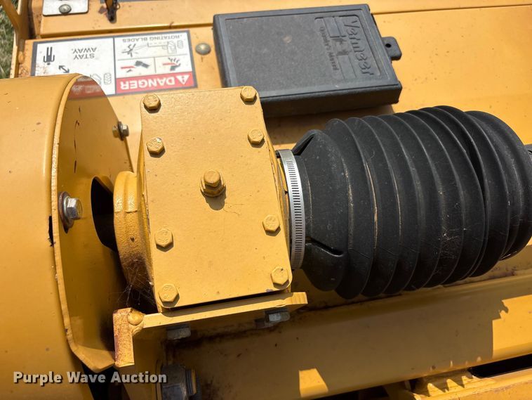 image for item EU5743 2008 Vermeer MC1030 disc mower