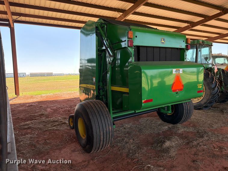 image for item EW0320 2010 John Deere 568 Mega wide plus round baler