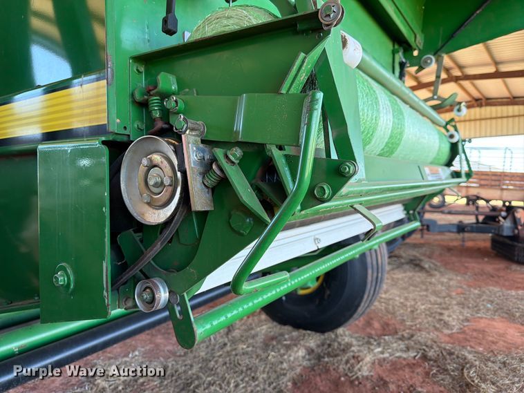 image for item EW0320 2010 John Deere 568 Mega wide plus round baler