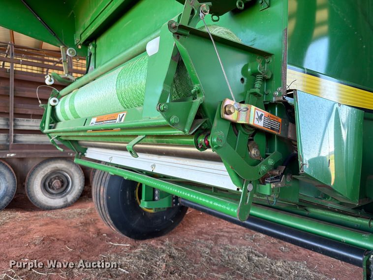 image for item EW0320 2010 John Deere 568 Mega wide plus round baler