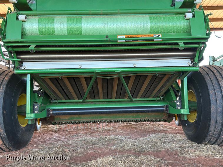 image for item EW0320 2010 John Deere 568 Mega wide plus round baler