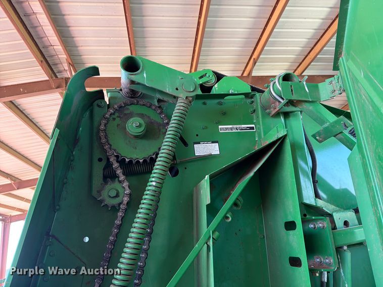 image for item EW0320 2010 John Deere 568 Mega wide plus round baler