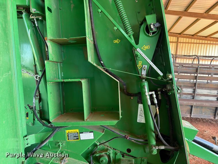 image for item EW0320 2010 John Deere 568 Mega wide plus round baler