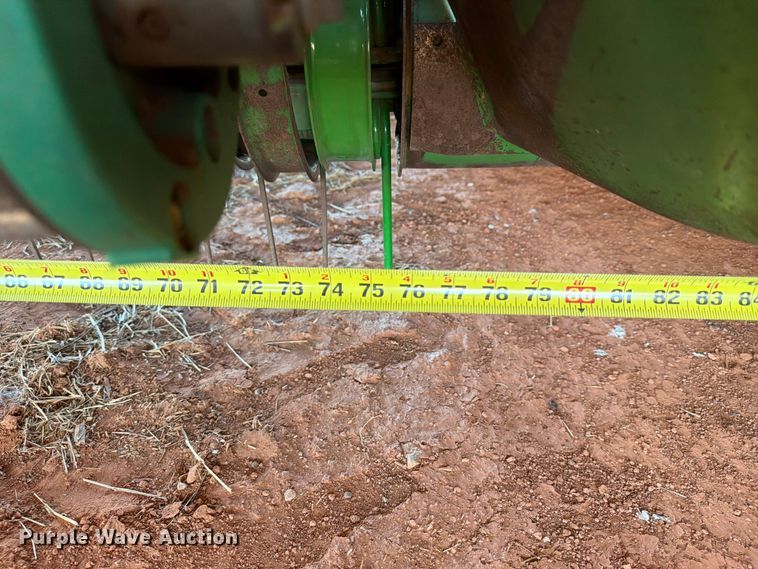 image for item EW0320 2010 John Deere 568 Mega wide plus round baler