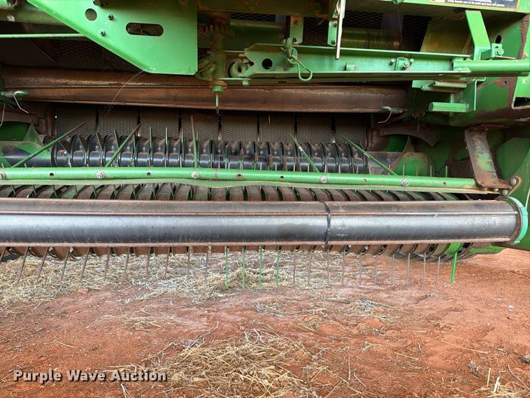 image for item EW0320 2010 John Deere 568 Mega wide plus round baler